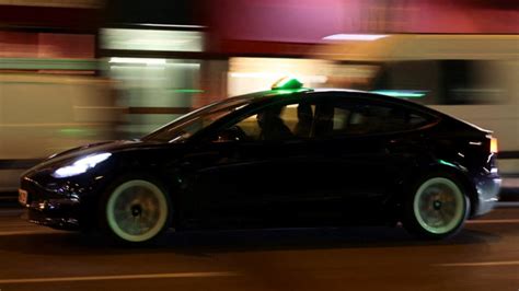 F­r­a­n­s­a­­d­a­ ­ö­l­ü­m­l­ü­ ­k­a­z­a­ ­s­o­n­r­a­s­ı­ ­T­e­s­l­a­ ­t­a­k­s­i­l­e­r­ ­k­a­l­d­ı­r­ı­l­d­ı­